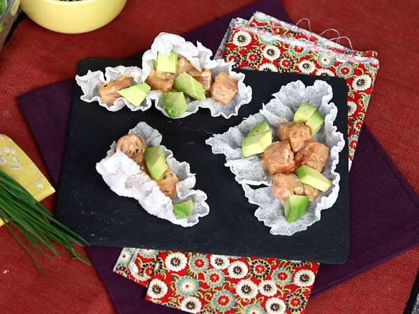Asian tacos: spicy salmon tartar and avocado in rice paper chips - Preparation step 5