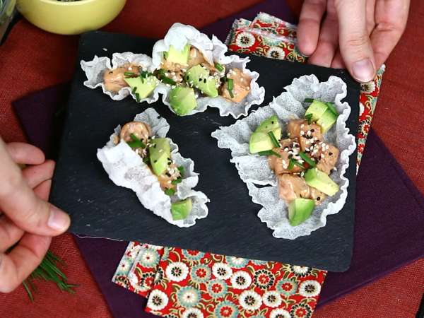 Asian tacos: spicy salmon tartar and avocado in rice paper chips - Preparation step 6