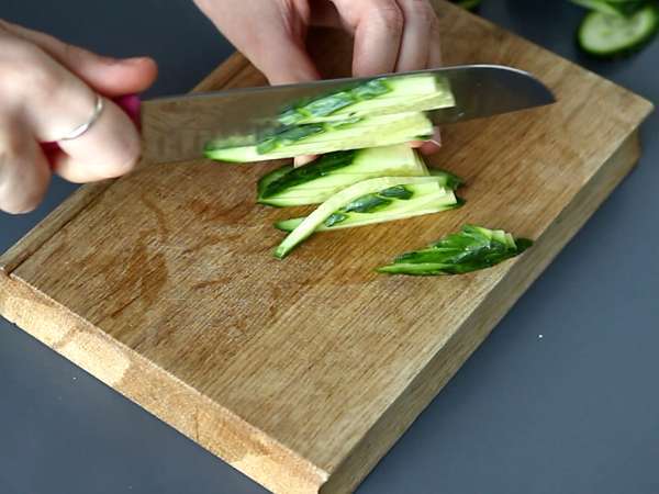 Colourful rice vermicelli and shrimp salad with peanut sauce - Preparation step 1