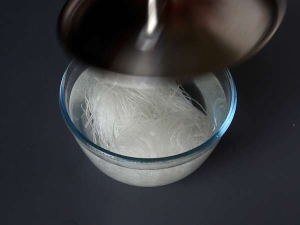 Colourful rice vermicelli and shrimp salad with peanut sauce - Preparation step 2
