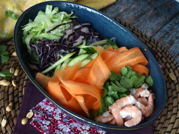Colourful rice vermicelli and shrimp salad with peanut sauce - Preparation step 4
