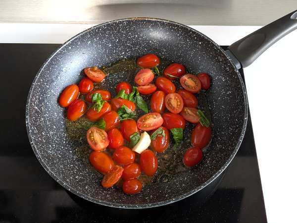 Spaghetti with cherry tomatoes and pine nuts: creamy and fragrant recipe - Preparation step 2