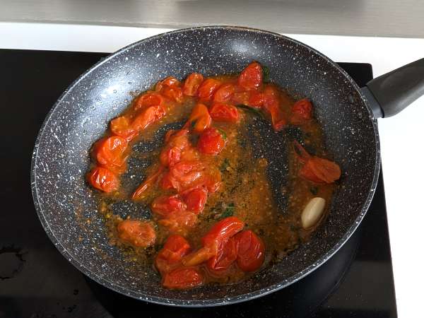 Spaghetti with cherry tomatoes and pine nuts: creamy and fragrant recipe - Preparation step 3