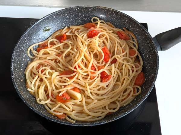 Spaghetti with cherry tomatoes and pine nuts: creamy and fragrant recipe - Preparation step 4