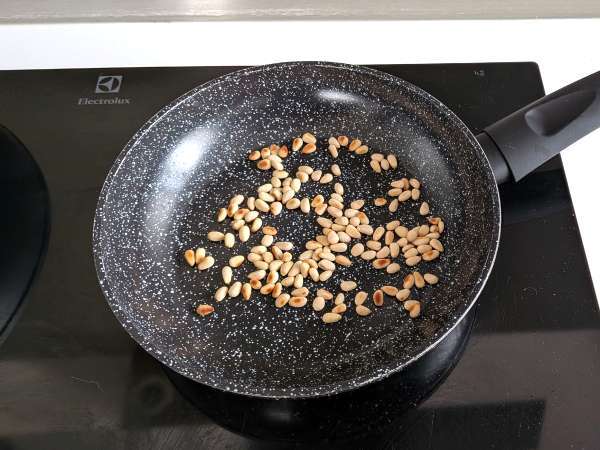 Spaghetti with cherry tomatoes and pine nuts: creamy and fragrant recipe - Preparation step 5