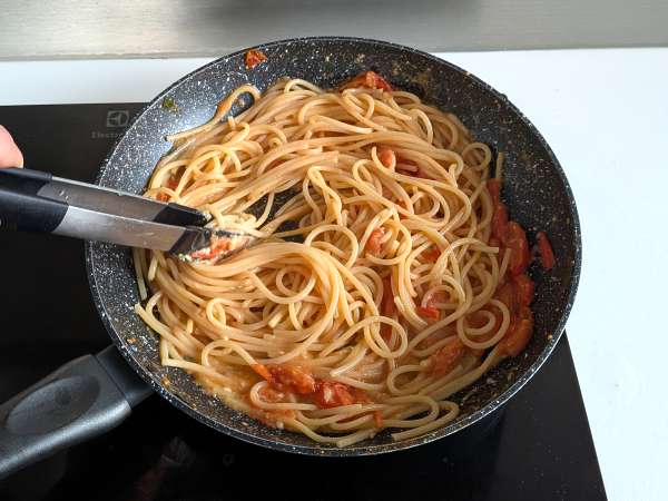 Spaghetti with cherry tomatoes and pine nuts: creamy and fragrant recipe - Preparation step 6