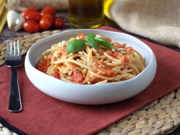 Spaghetti with cherry tomatoes and pine nuts: creamy and fragrant recipe - Preparation step 7