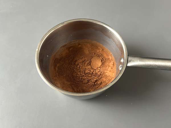 Homemade hot chocolate: the easy recipe for thick, shiny, silky chocolate - Preparation step 1