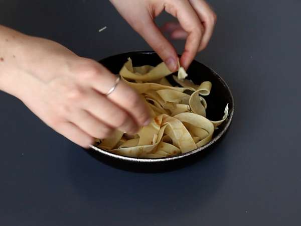 French crêpes tagliatelle with chocolate and peanuts! - Preparation step 6