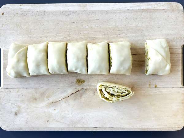 Pesto mozzarella puff pastries with air fryer, ready in 15 minutes! - Preparation step 4