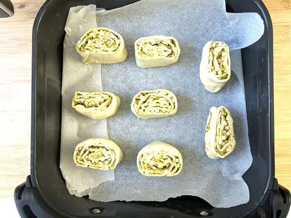 Pesto mozzarella puff pastries with air fryer, ready in 15 minutes! - Preparation step 5