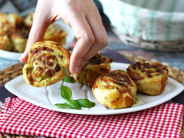 Pesto mozzarella puff pastries with air fryer, ready in 15 minutes! - Preparation step 7