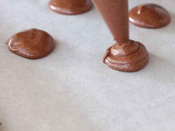 Chocolate macaroons, recipe and tips - French macarons - Preparation step 5