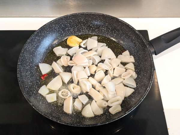 Pasta with frozen squid and cherry tomatoes: simple and tasty recipe - Preparation step 2