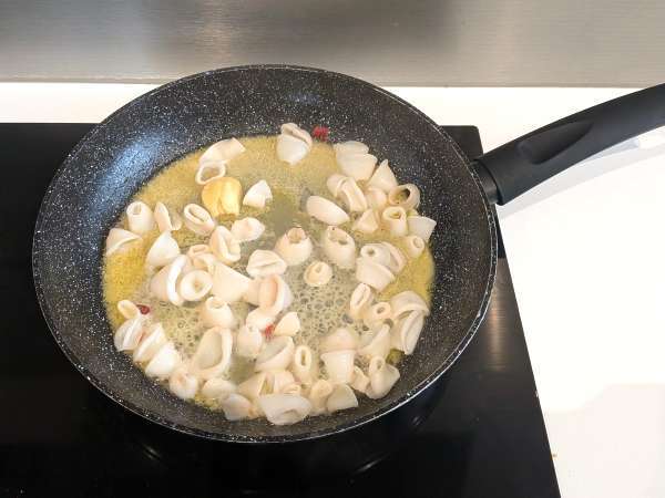 Pasta with frozen squid and cherry tomatoes: simple and tasty recipe - Preparation step 3