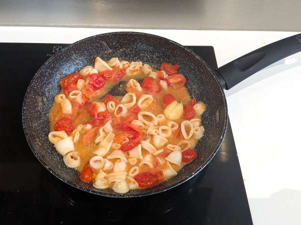 Pasta with frozen squid and cherry tomatoes: simple and tasty recipe - Preparation step 4