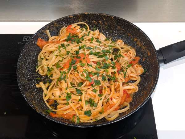 Pasta with frozen squid and cherry tomatoes: simple and tasty recipe - Preparation step 6