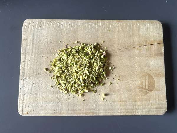 Ladyfingers hearts with chocolate and pistachio coating - Preparation step 1