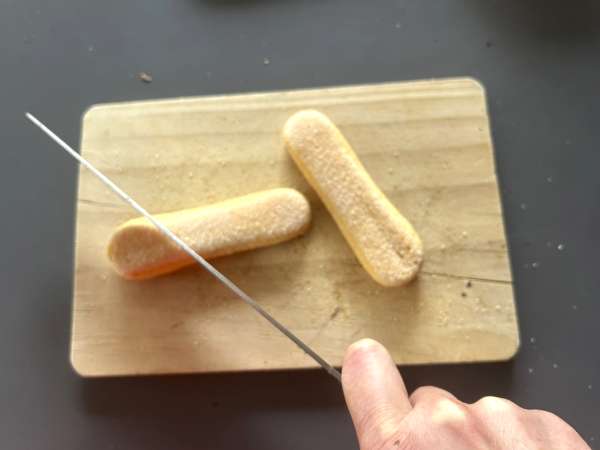 Ladyfingers hearts with chocolate and pistachio coating - Preparation step 3