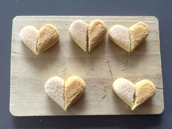 Ladyfingers hearts with chocolate and pistachio coating - Preparation step 4