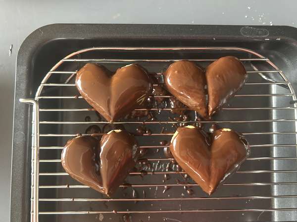 Ladyfingers hearts with chocolate and pistachio coating - Preparation step 6