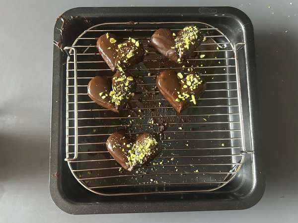 Ladyfingers hearts with chocolate and pistachio coating - Preparation step 7