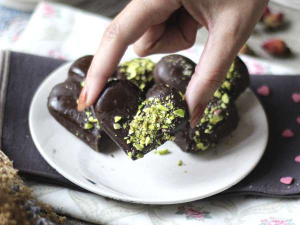 Ladyfingers hearts with chocolate and pistachio coating - Preparation step 8