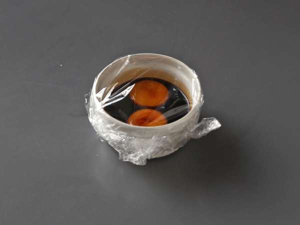 Onigiri with egg yolks cured in soy sauce - Preparation step 1