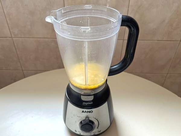 Caipirinha de maracujá batida: the Brazilian passion fruit smoothie cocktail - Preparation step 1