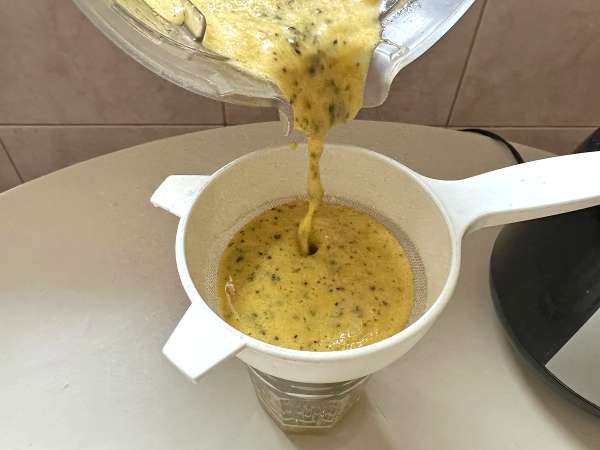 Caipirinha de maracujá batida: the Brazilian passion fruit smoothie cocktail - Preparation step 2