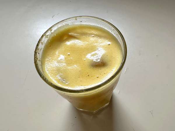 Caipirinha de maracujá batida: the Brazilian passion fruit smoothie cocktail - Preparation step 3