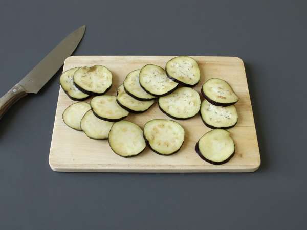 Baked eggplants, a light and tasty side dish - Preparation step 1