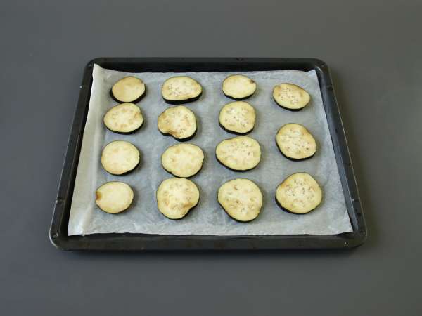 Baked eggplants, a light and tasty side dish - Preparation step 2