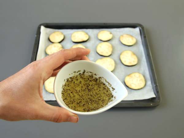 Baked eggplants, a light and tasty side dish - Preparation step 3