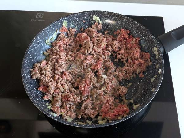 Burger-style Air fryer stuffed buns: ideal for a quick and tasty dinner - Preparation step 1