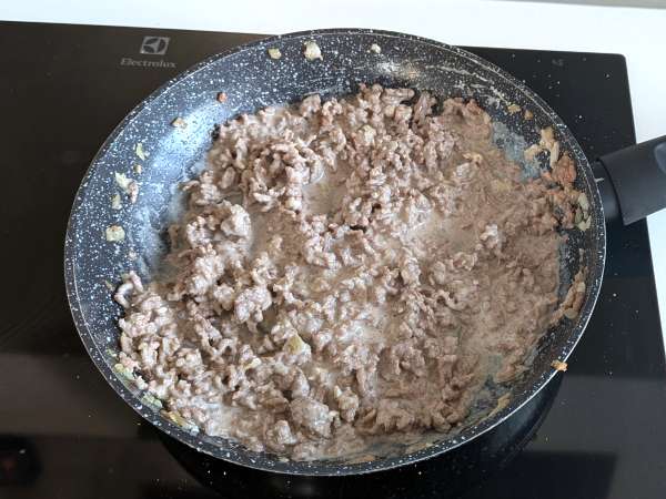 Burger-style Air fryer stuffed buns: ideal for a quick and tasty dinner - Preparation step 2