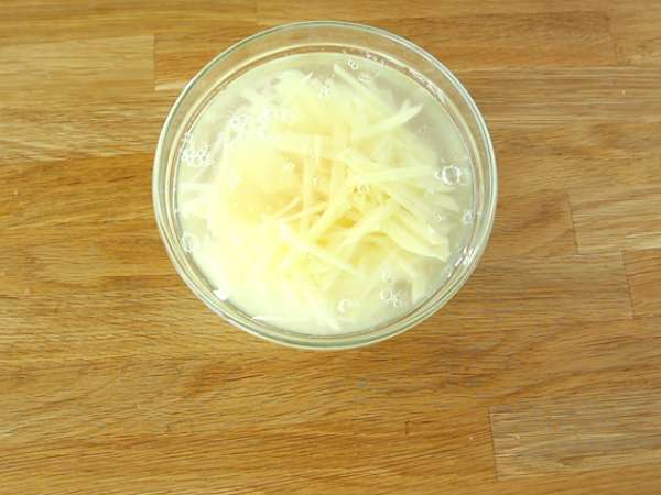 Crispy potato straws - Pommes pailles, easy-to-make with the Airfryer - Preparation step 2