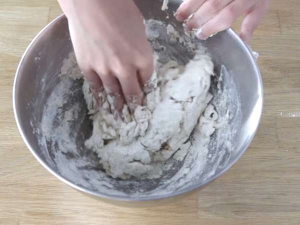 Italian Margherita pizza - Preparation step 1