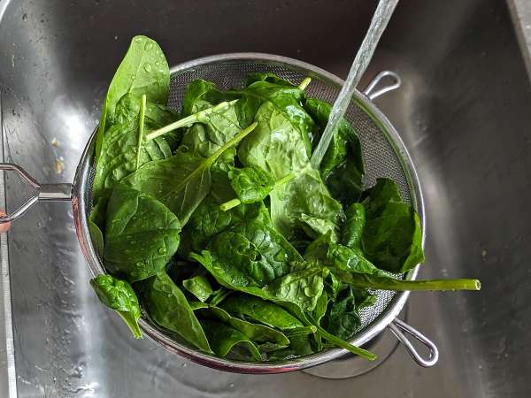 Pan-fried spinach, the tasty and easy-to-prepare side dish - Preparation step 1