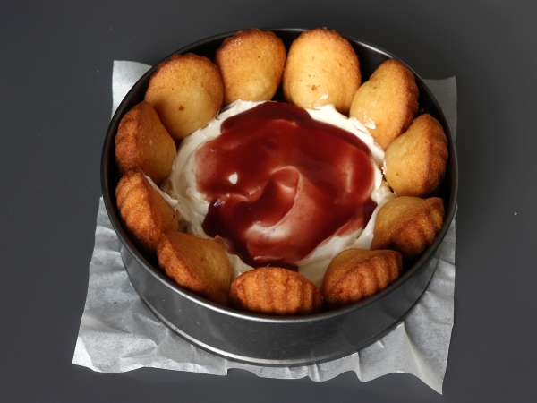 Red fruit charlotte with madeleines - Preparation step 5
