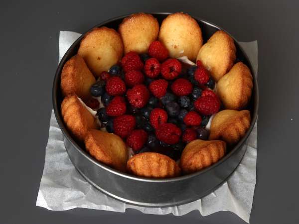 Red fruit charlotte with madeleines - Preparation step 6