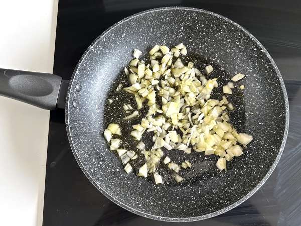 Sardine cake: a simple, moist and tasty recipe - Preparation step 1