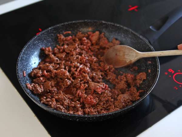 Korean style beef pockets: oven baked quesadillas with spicy meat and mozzarella - Preparation step 2