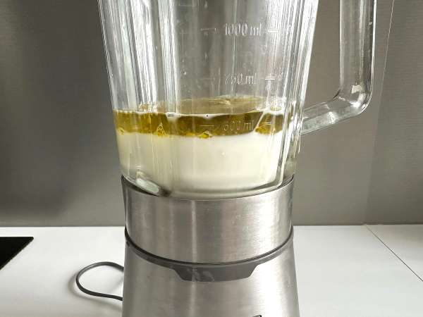 Savoury cake batter in a blender: quick, easy and ultra moist - Preparation step 2