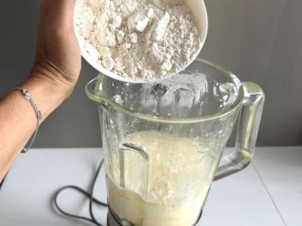 Savoury cake batter in a blender: quick, easy and ultra moist - Preparation step 4