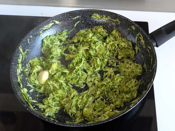 Conchiglioni stuffed with ricotta, zucchini and lemon: creamy and baked au gratin - Preparation step 2