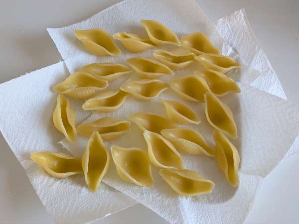 Conchiglioni stuffed with ricotta, zucchini and lemon: creamy and baked au gratin - Preparation step 3