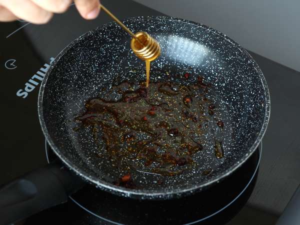 Fried eggs with honey and mozzarella, the sweet, salty and spicy express breakfast! - Preparation step 1