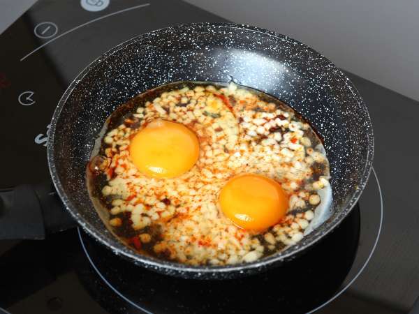 Fried eggs with honey and mozzarella, the sweet, salty and spicy express breakfast! - Preparation step 2