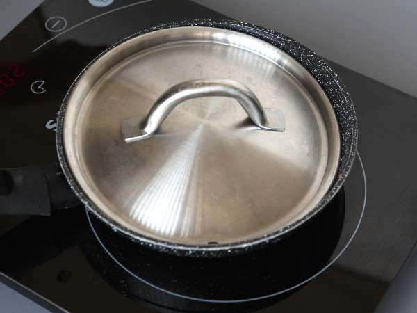 Fried eggs with honey and mozzarella, the sweet, salty and spicy express breakfast! - Preparation step 3